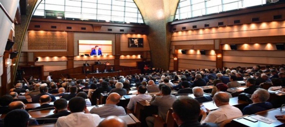İBB Meclisi'nde AKP'li üye CHP'li üyeye küfür etti!