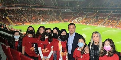 İBB Başkanı İmamoğlu, Galatasaray maçını hiç stadyuma gitmemiş kız çocuklarıyla izledi