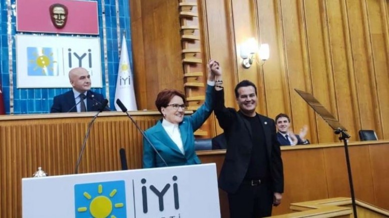 Ünlü şarkıcı İYİ Parti'den aday oldu, rozetini Akşener taktı
