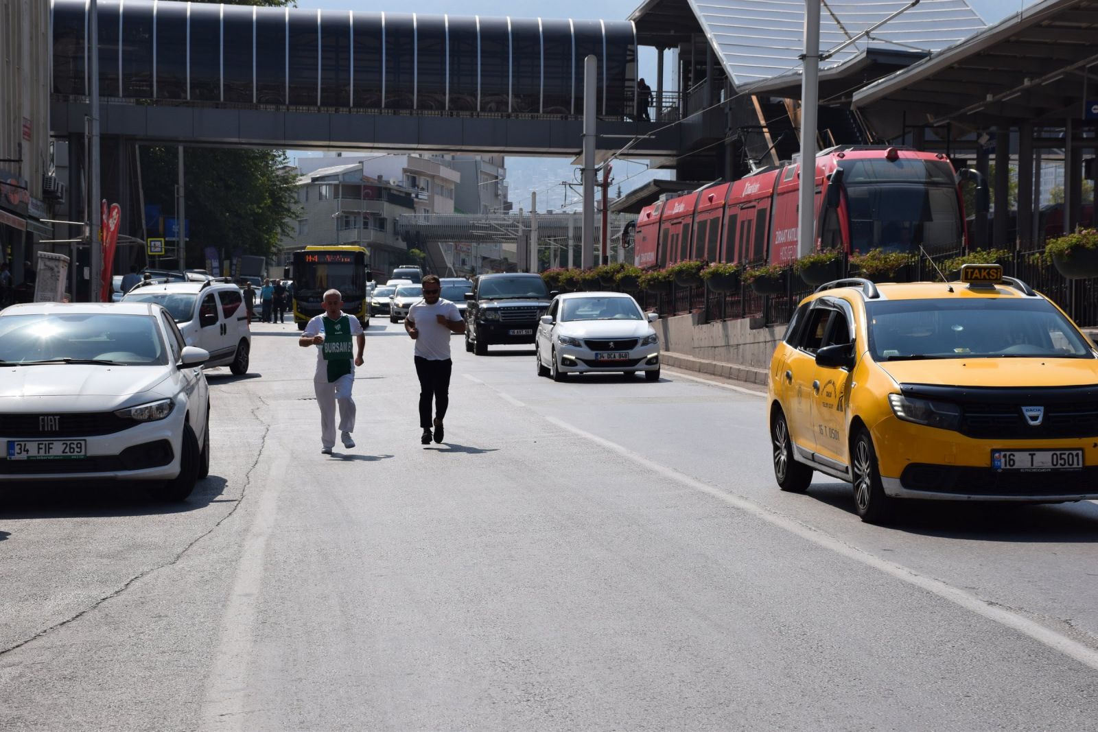 AKP'nin 1 milyar liralık 'yavaş' tramvayı 63 yaşındaki Ardiles'i geçemedi - Resim : 2