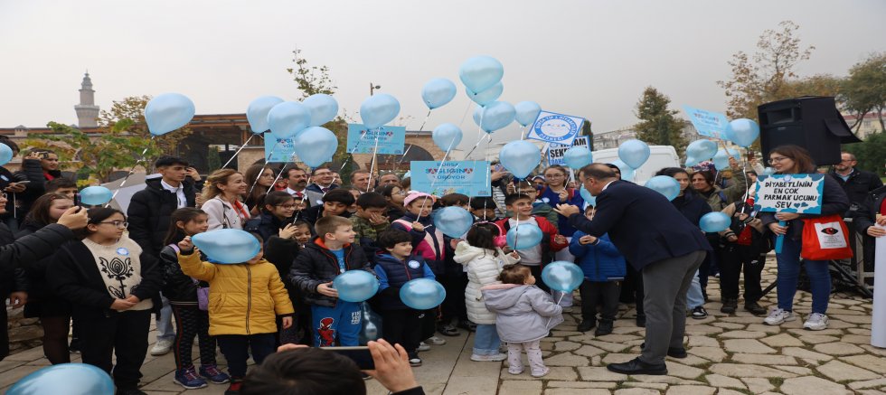 Diyabete dikkat çekmek için mavi balonlar gökyüzüne bırakıldı