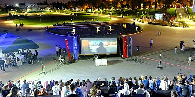 Atatürk Stadyumu Kütüphanesi önünde sinema keyfi