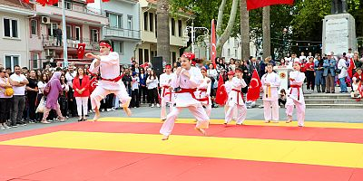 19 MAYIS’TA MUDANYA’DA COŞKULU KUTLAMA