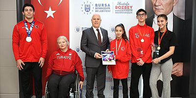 Şampiyon sporculardan Başkan Bozbey’e ziyaret