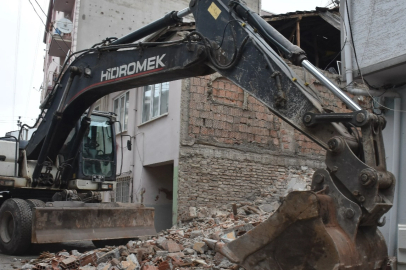 Bursa Gemlik'te metruk bina yıkımlarını sürüyor